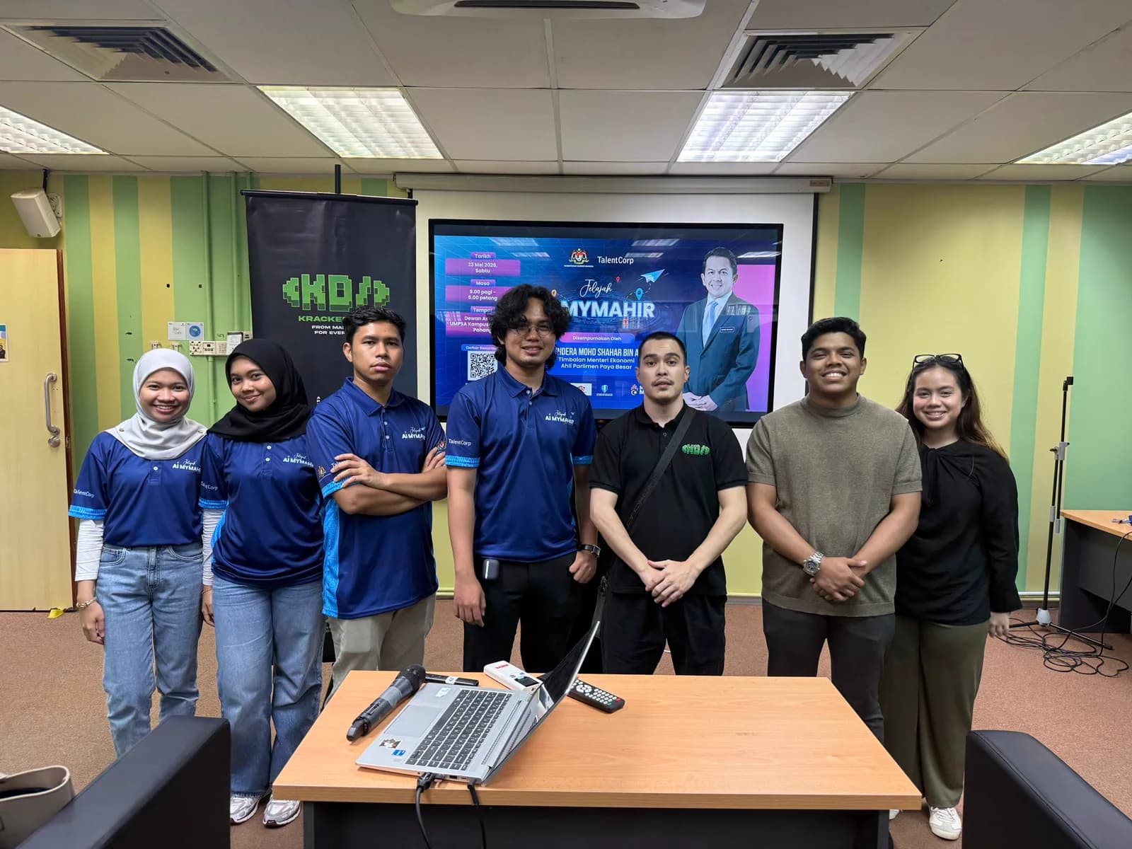 Group photo from a Vibe 101 workshop session.
